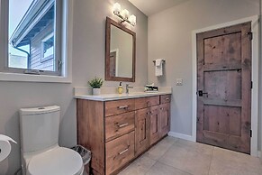 Modern Mtn Oasis w/ Patio, Hot Tub & Grill!