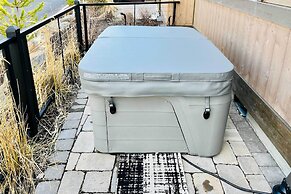 Modern Mtn Oasis w/ Patio, Hot Tub & Grill!