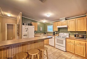 Homosassa House w/ Fire Pit < 2 Miles to River!