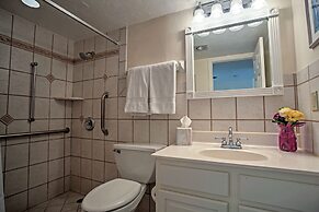 Sanibel Island Studio: Pool Access, Walk to Beach