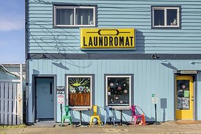 Quaint Rockaway Beach Gem: Walk to Shore!