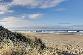 Quaint Rockaway Beach Gem: Walk to Shore!