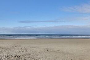 Quaint Rockaway Beach Gem: Walk to Shore!