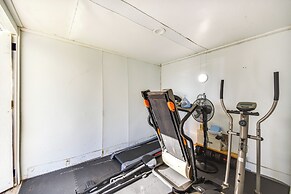 1 Mi to Dtwn: Remote Work-friendly Apt in Hampton!