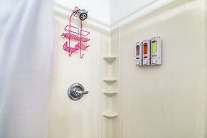 1 Mi to Dtwn: Remote Work-friendly Apt in Hampton!