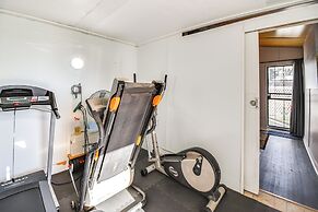 1 Mi to Dtwn: Remote Work-friendly Apt in Hampton!