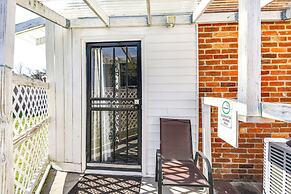 1 Mi to Dtwn: Remote Work-friendly Apt in Hampton!