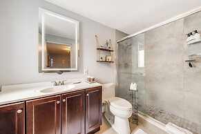 1 Mi to Beach: Sunny Lantana Cottage w/ Pool!