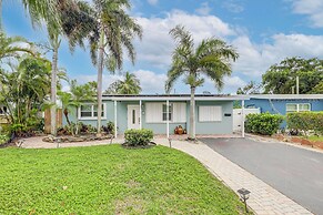 1 Mi to Beach: Sunny Lantana Cottage w/ Pool!