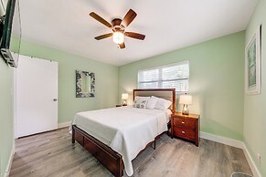 1 Mi to Beach: Sunny Lantana Cottage w/ Pool!