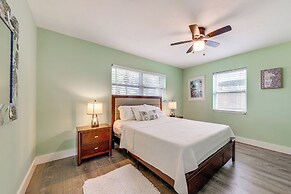 1 Mi to Beach: Sunny Lantana Cottage w/ Pool!