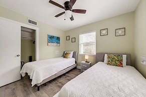 1 Mi to Beach: Sunny Lantana Cottage w/ Pool!