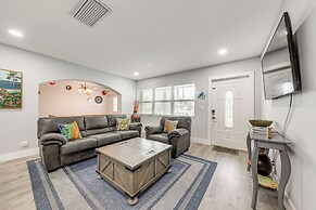 1 Mi to Beach: Sunny Lantana Cottage w/ Pool!