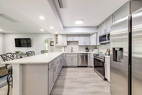 1 Mi to Beach: Sunny Lantana Cottage w/ Pool!