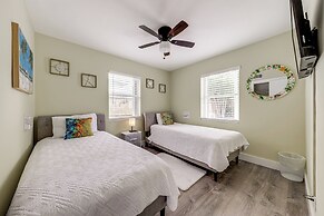 1 Mi to Beach: Sunny Lantana Cottage w/ Pool!