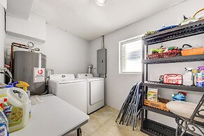 1 Mi to Beach: Sunny Lantana Cottage w/ Pool!