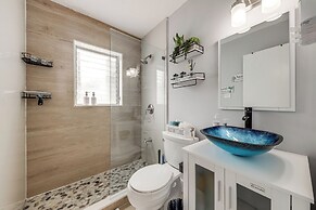 1 Mi to Beach: Sunny Lantana Cottage w/ Pool!