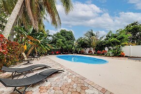 1 Mi to Beach: Sunny Lantana Cottage w/ Pool!