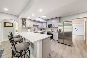 1 Mi to Beach: Sunny Lantana Cottage w/ Pool!