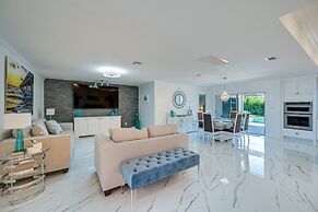 Pool & Spa: Luxe Home in Naples!