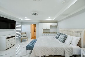 Pool & Spa: Luxe Home in Naples!