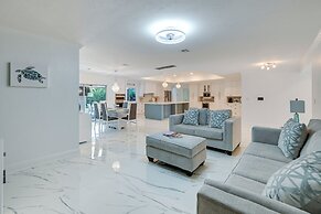 Pool & Spa: Luxe Home in Naples!