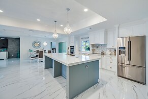 Pool & Spa: Luxe Home in Naples!