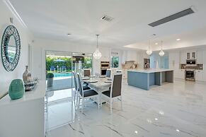 Pool & Spa: Luxe Home in Naples!