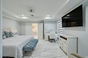 Pool & Spa: Luxe Home in Naples!