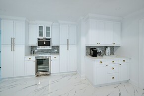 Pool & Spa: Luxe Home in Naples!