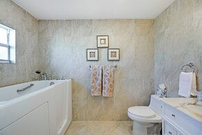 Pool & Spa: Luxe Home in Naples!