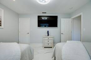 Pool & Spa: Luxe Home in Naples!