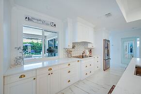 Pool & Spa: Luxe Home in Naples!