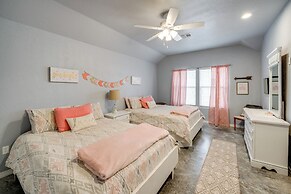 Modern Retreat w/ Gas Grill - Walk to Lake Texoma!