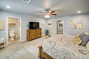 Modern Retreat w/ Gas Grill - Walk to Lake Texoma!