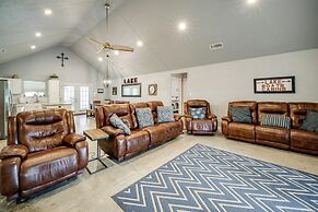 Modern Retreat w/ Gas Grill - Walk to Lake Texoma!