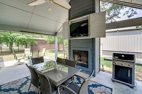 Modern Retreat w/ Gas Grill - Walk to Lake Texoma!