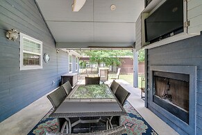 Modern Retreat w/ Gas Grill - Walk to Lake Texoma!