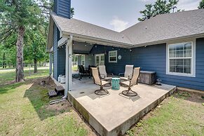 Modern Retreat w/ Gas Grill - Walk to Lake Texoma!