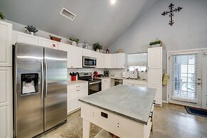 Modern Retreat w/ Gas Grill - Walk to Lake Texoma!
