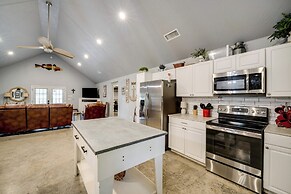 Modern Retreat w/ Gas Grill - Walk to Lake Texoma!