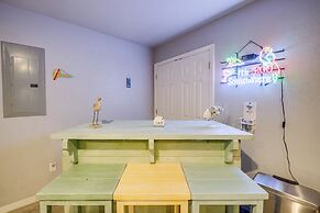 Modern Retreat w/ Gas Grill - Walk to Lake Texoma!