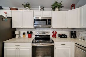 Modern Retreat w/ Gas Grill - Walk to Lake Texoma!