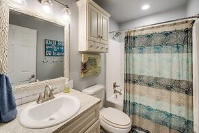 Modern Retreat w/ Gas Grill - Walk to Lake Texoma!