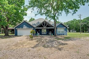 Modern Retreat w/ Gas Grill - Walk to Lake Texoma!