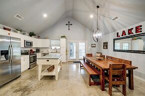 Modern Retreat w/ Gas Grill - Walk to Lake Texoma!