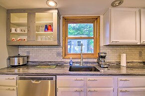 Stylish Eldon Home w/ Grill: 1 Mile to Lake!