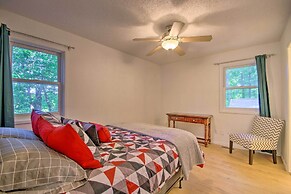 Stylish Eldon Home w/ Grill: 1 Mile to Lake!