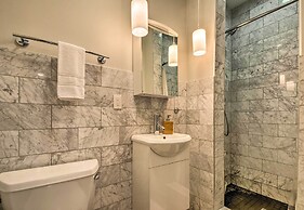 Luxury Lodge on 45 Acres: Patio, Deck & Views!