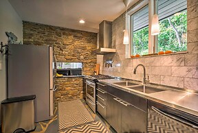 Luxury Lodge on 45 Acres: Patio, Deck & Views!